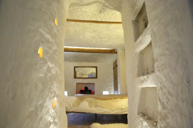 250 millió éves barlangból csinált álomotthont az élő Flinstone Frédi 