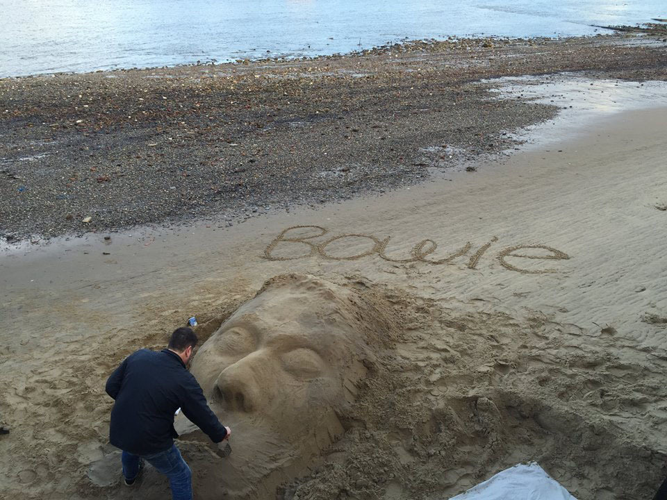 Hatalmas homokszoborral tiszteleg David Bowie emléke előtt egy rajongója