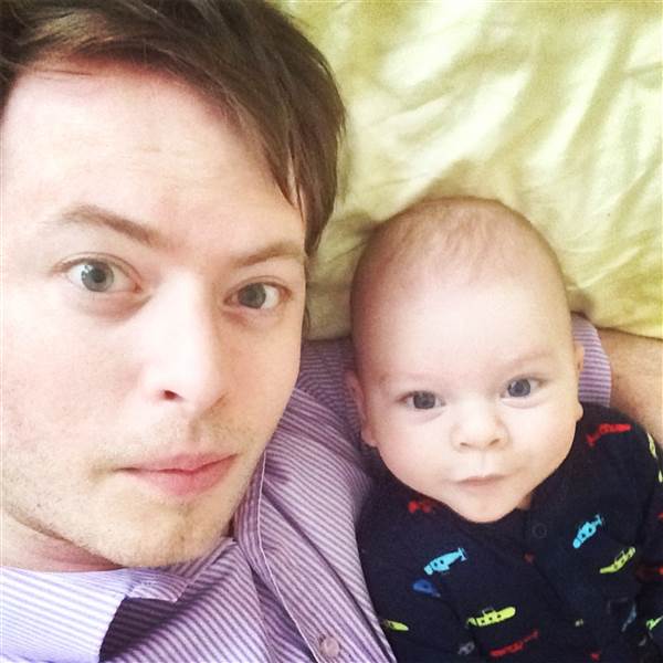 Vicces videókon osztja meg feleségével kisbabájukkal közös pillanatait a jófej apuka