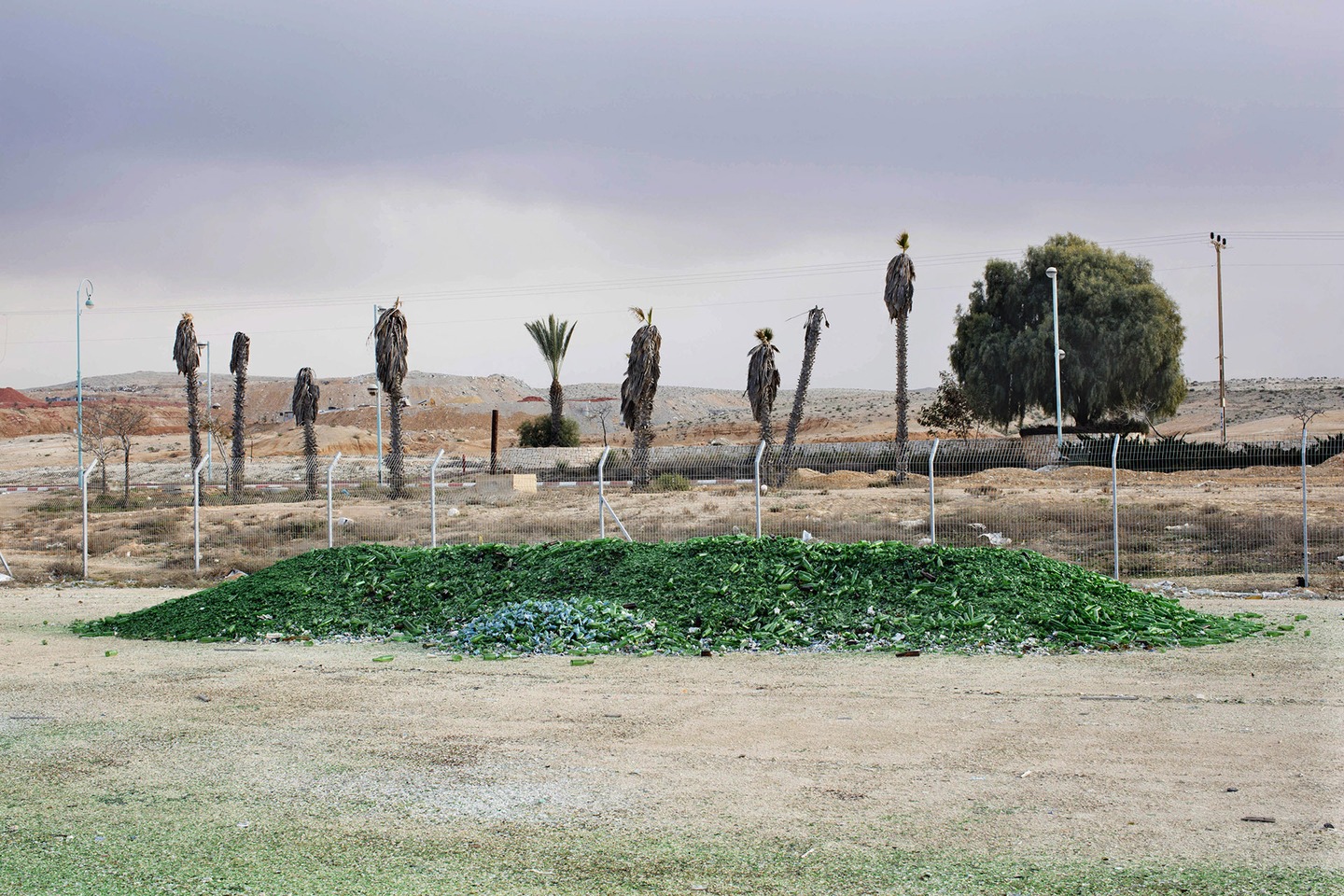 Szürreális látképet hoznak létre a kidobott üvegek a sivatagban - fotók
