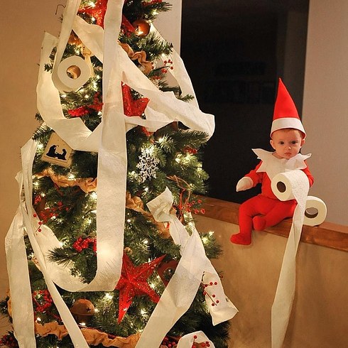 Ettől a mosolygós, karácsonyi manónak öltözött babától tuti jó kedved lesz!
