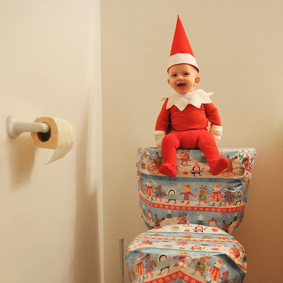 Ettől a mosolygós, karácsonyi manónak öltözött babától tuti jó kedved lesz!