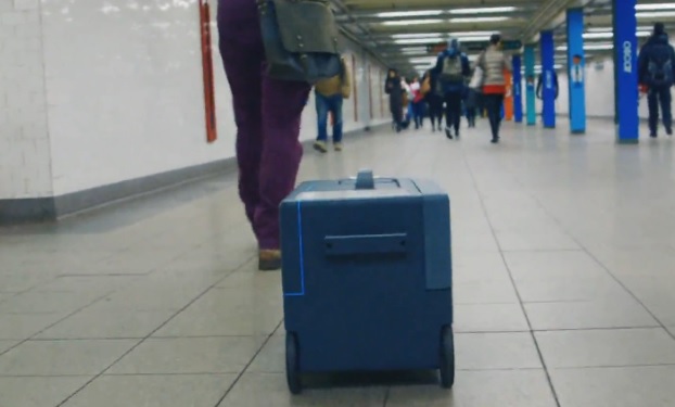 Megérkezett az utazók álma: kiskutyaként követ az okosbőrönd