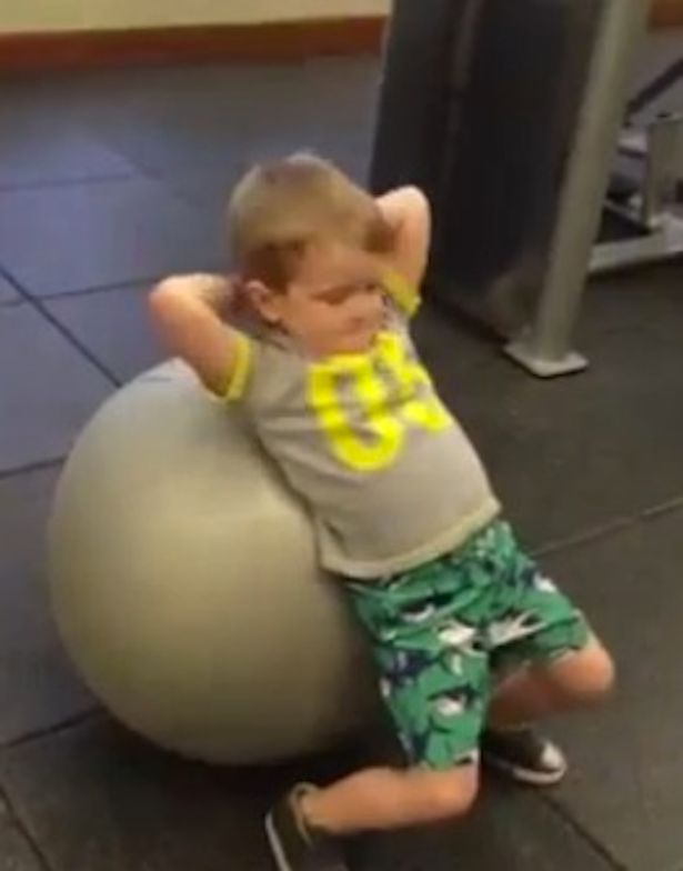 Imádni való kisfiú magyarázza el, miért kell egy férfinek edzenie – videó