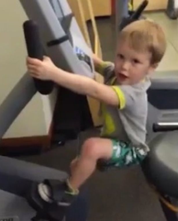 Imádni való kisfiú magyarázza el, miért kell egy férfinek edzenie – videó