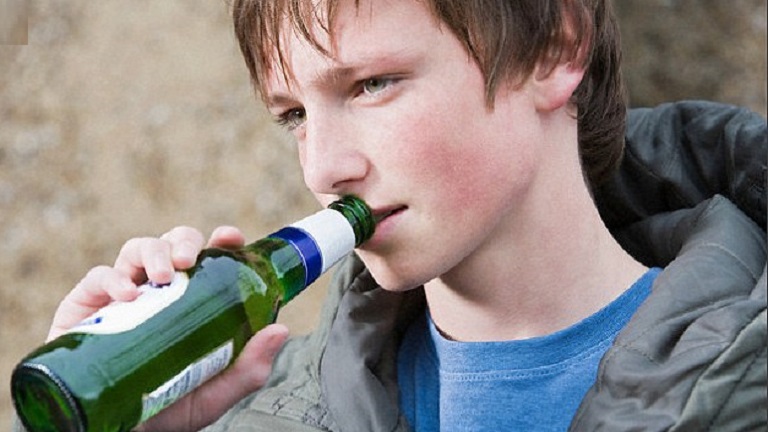 Így károsítja a tinédzserkori alkoholfogyasztás az agyat